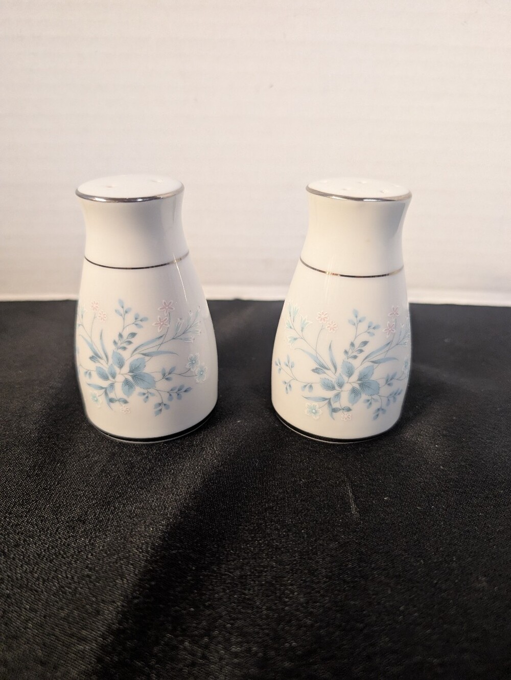 Noritake Blue Hill 2482 Shaker Salt & Pepper Contemporary Series Fine China